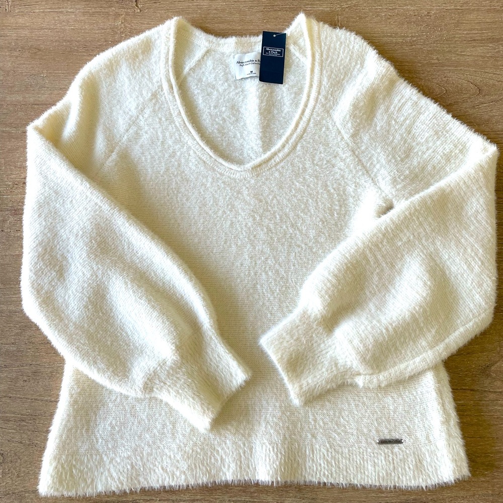 BRAND NEW Abercrombie cream v neck sweater